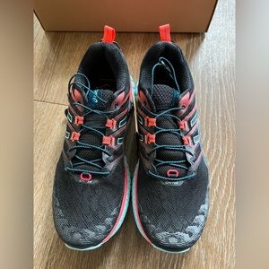 Asics Women's Trabuco Max - black/blazing coral - size 9.5